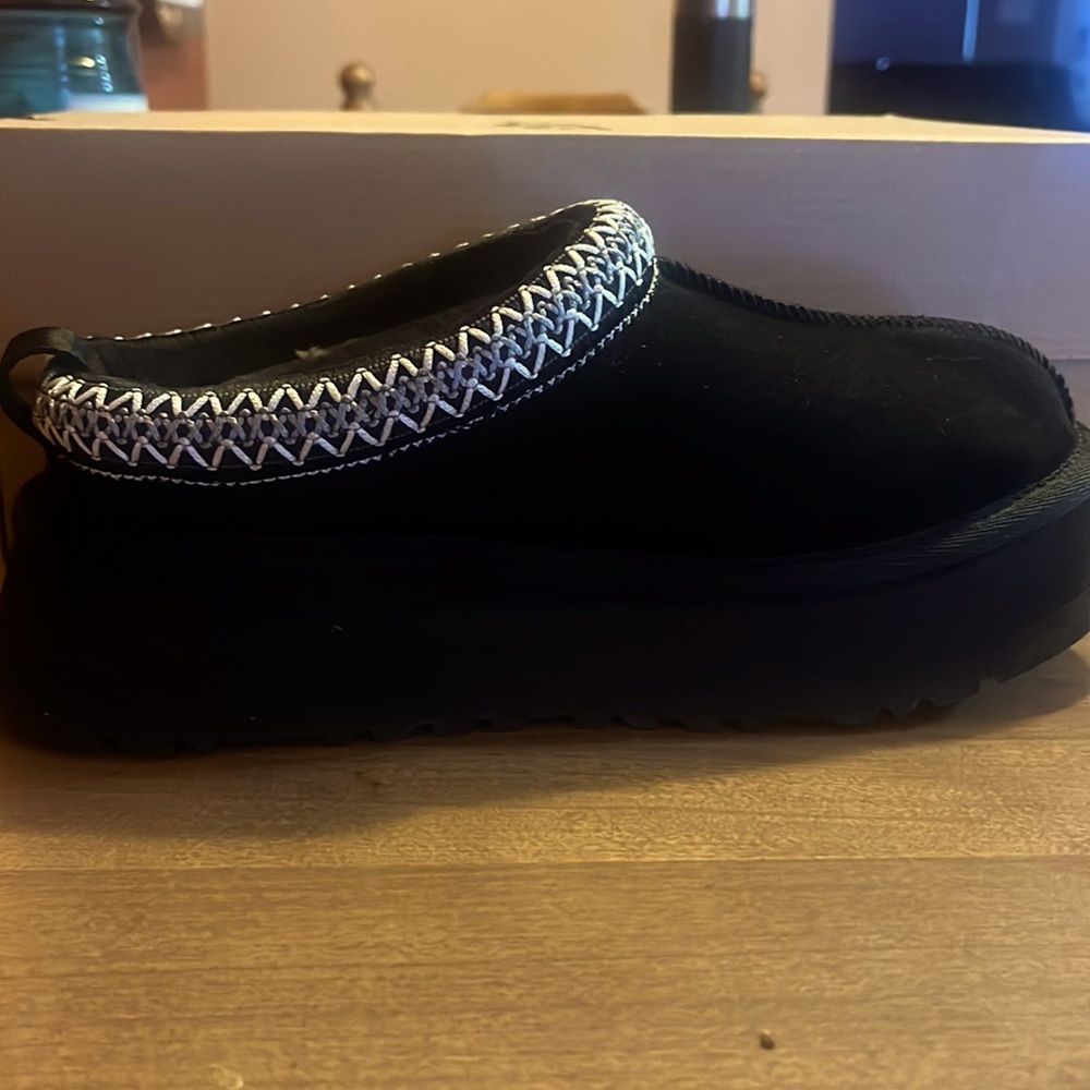 Womens black ugg tazmens size 7 platform